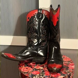 Western Boots 90’s Vintage Red & Black leather. Silver tips.